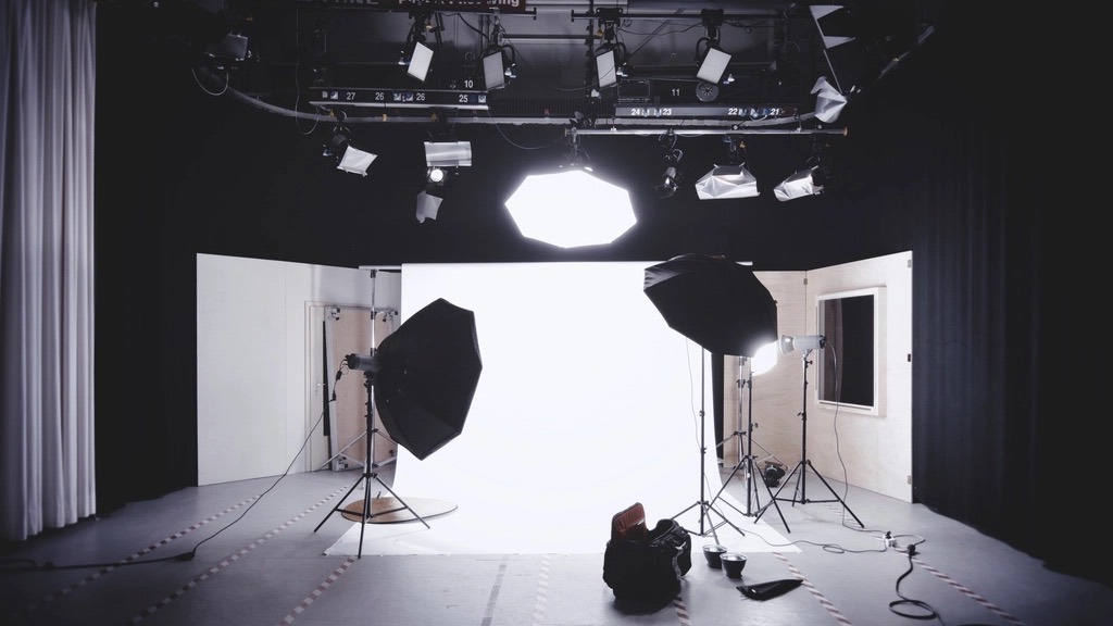 Fotostudio med softbokser og lysrigg klargjort for et portrettopptak